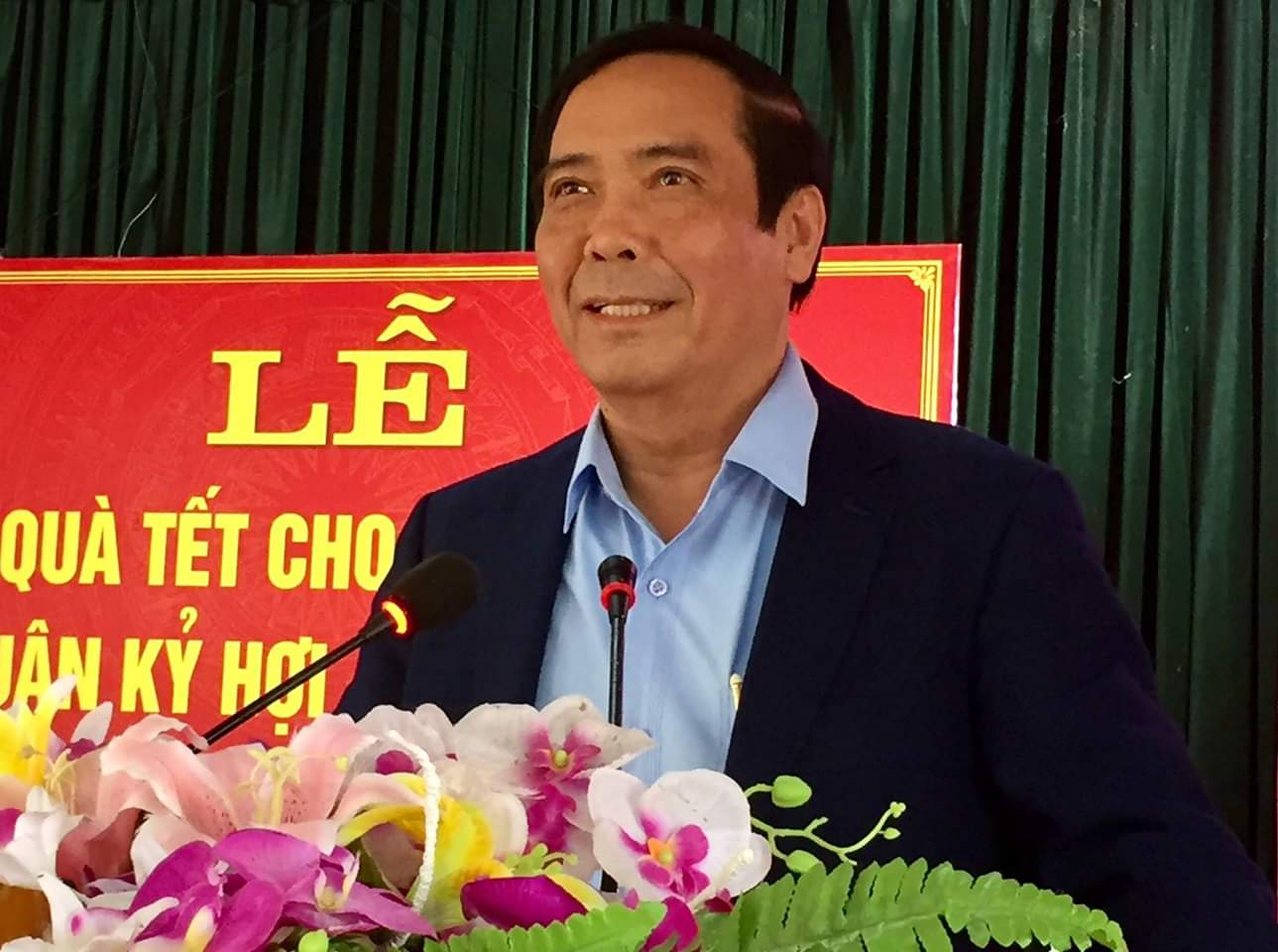 Đ/c Nguyễn Thanh Bình UVBCHTƯ Đảng - PTB TT Ban tổ chức trung ương tặng quà tết cho các GĐ khó khăn