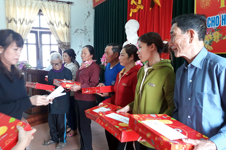 Doanh nghiệp tư nhân Đồng thị Xuân tại Thành phố Hồ Chí Minh tặng quà tết cho hộ nghèo tại thị trấn