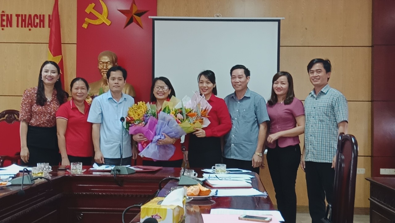 Đại diện LĐ Hội Chữ thập đỏ tỉnh và UBND huyện chúc mừng tân Chủ tịch HCT Đỏ  nhiệm kỳ 2019-2022