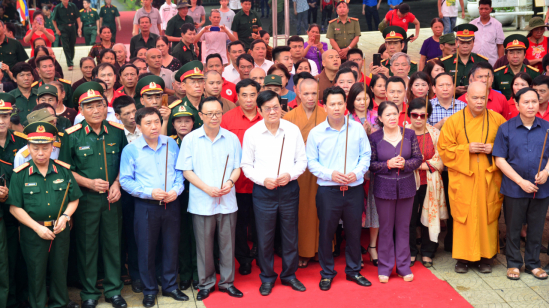 Nguyên Chủ tịch nước Trương Tấn Sang dâng hương tri ân các anh hùng liệt sĩ tại nghĩa trang Vị Xuyên