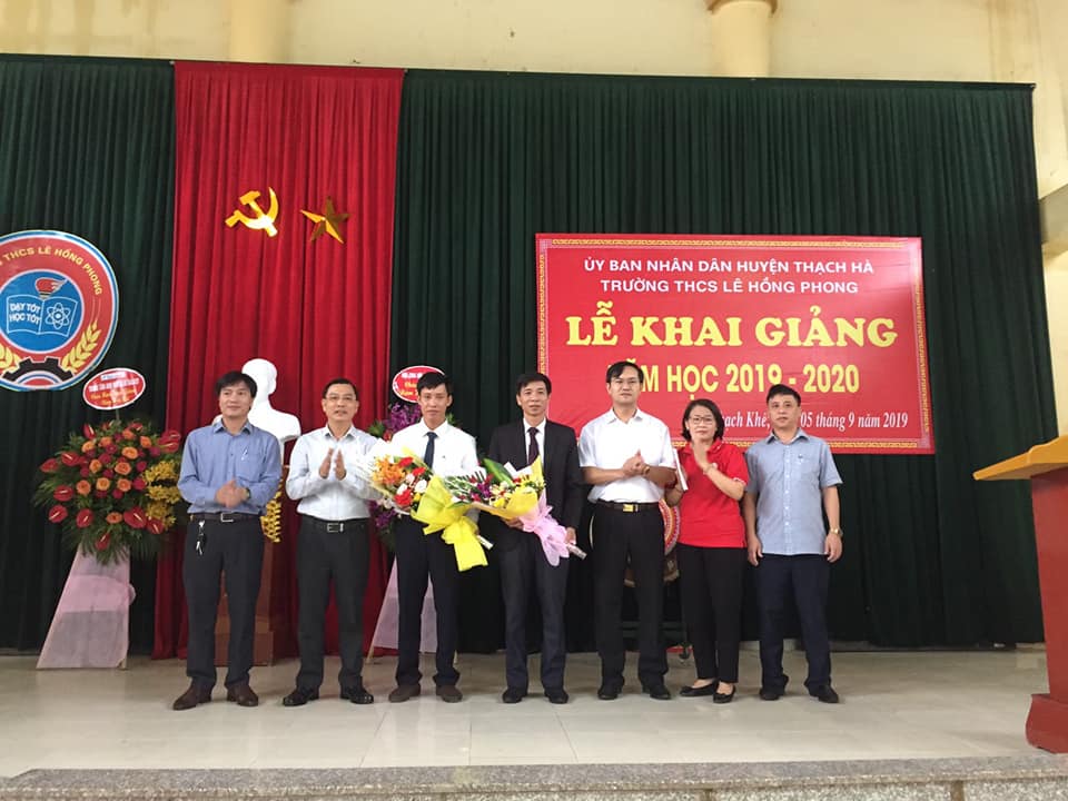 Chủ tịch UBND huyện Thạch Hà Trần Việt Hà về dự và chung vui với thầy trò trường THCS Lê Hồng Phong