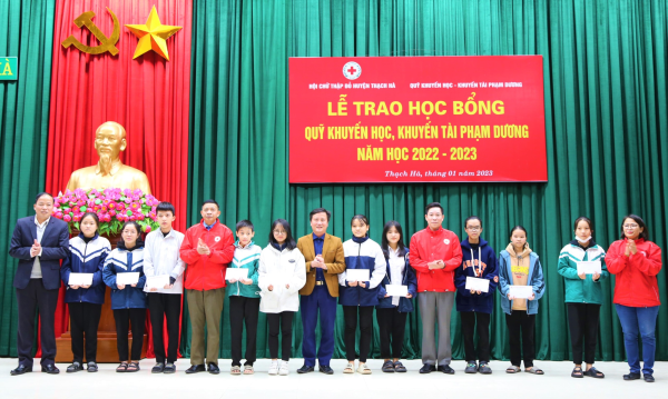 Trao học bổng, khuyến tài cho học sinh có hoàn cảnh khó khăn ở Thạch Hà