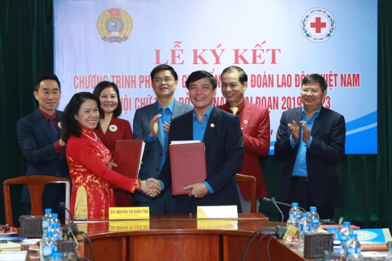 Tăng cường phối hợp giữa Hội Chữ thập đỏ Việt Nam và Tổng Liên đoàn Lao động Việt Nam